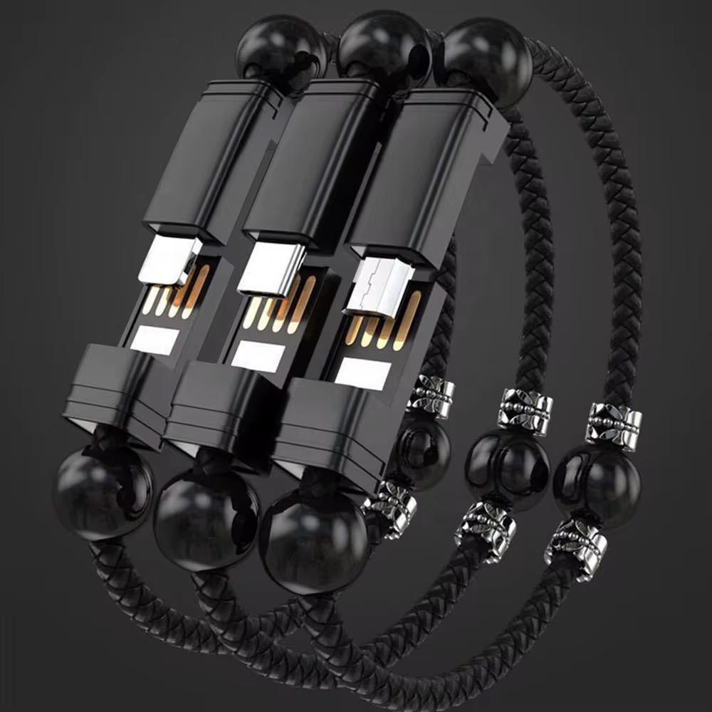 un cordon USB dissimulé dans un bracelet ( C'est pas un powerbank — c'est ton câble de secours que tu portes au poignet, toujours disponible, jamais oublié.)