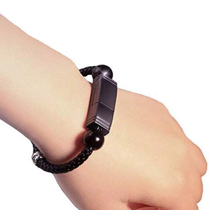 un cordon USB dissimulé dans un bracelet ( C'est pas un powerbank — c'est ton câble de secours que tu portes au poignet, toujours disponible, jamais oublié.)