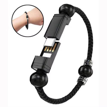 un cordon USB dissimulé dans un bracelet ( C'est pas un powerbank — c'est ton câble de secours que tu portes au poignet, toujours disponible, jamais oublié.)