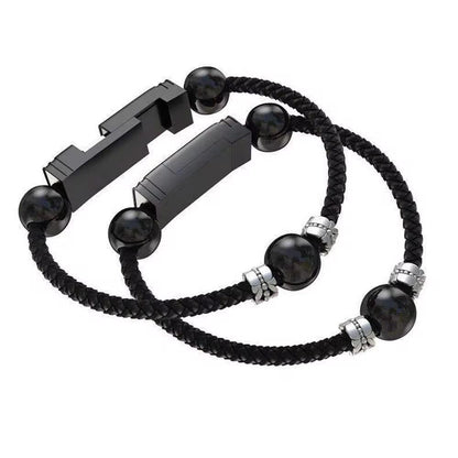un cordon USB dissimulé dans un bracelet ( C'est pas un powerbank — c'est ton câble de secours que tu portes au poignet, toujours disponible, jamais oublié.)