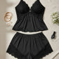 Ensemble pyjama pour femme composé d’un caraco et d’un short à bordures en dentelle